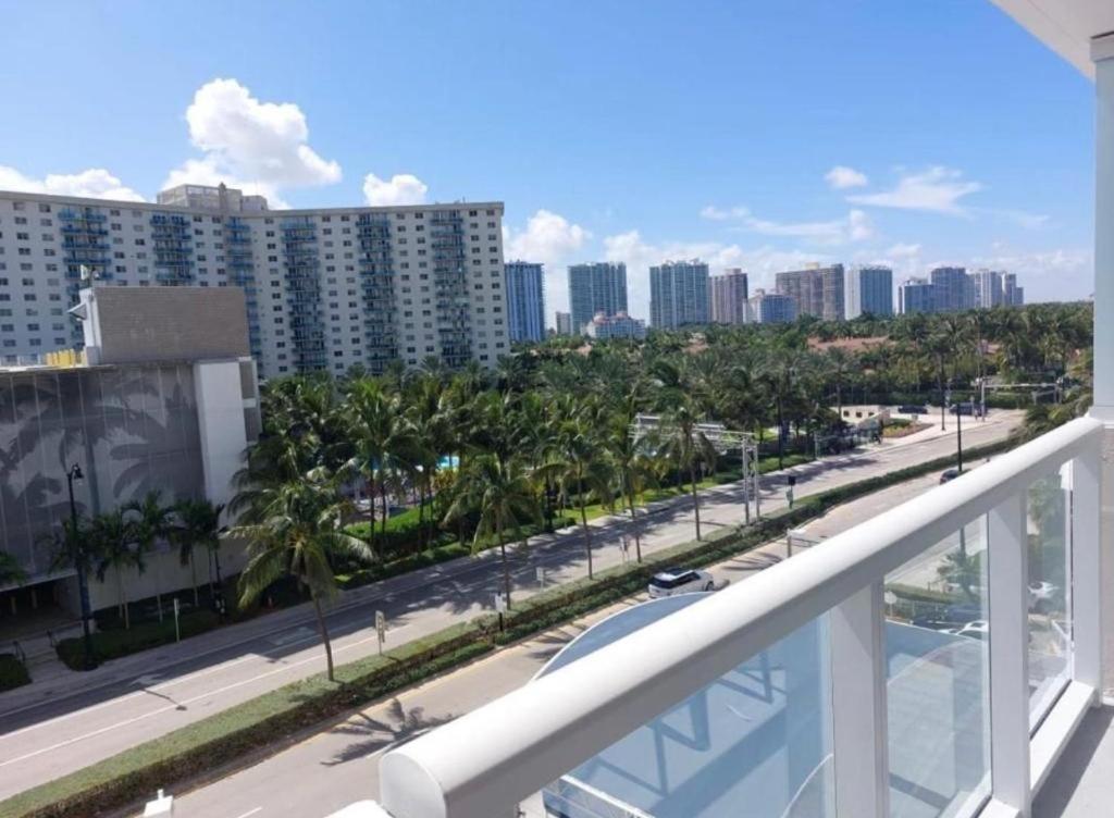 Departamento Sobre La Playa Con Vista A La Collins Ave Sunny Isles Beach Exteriör bild